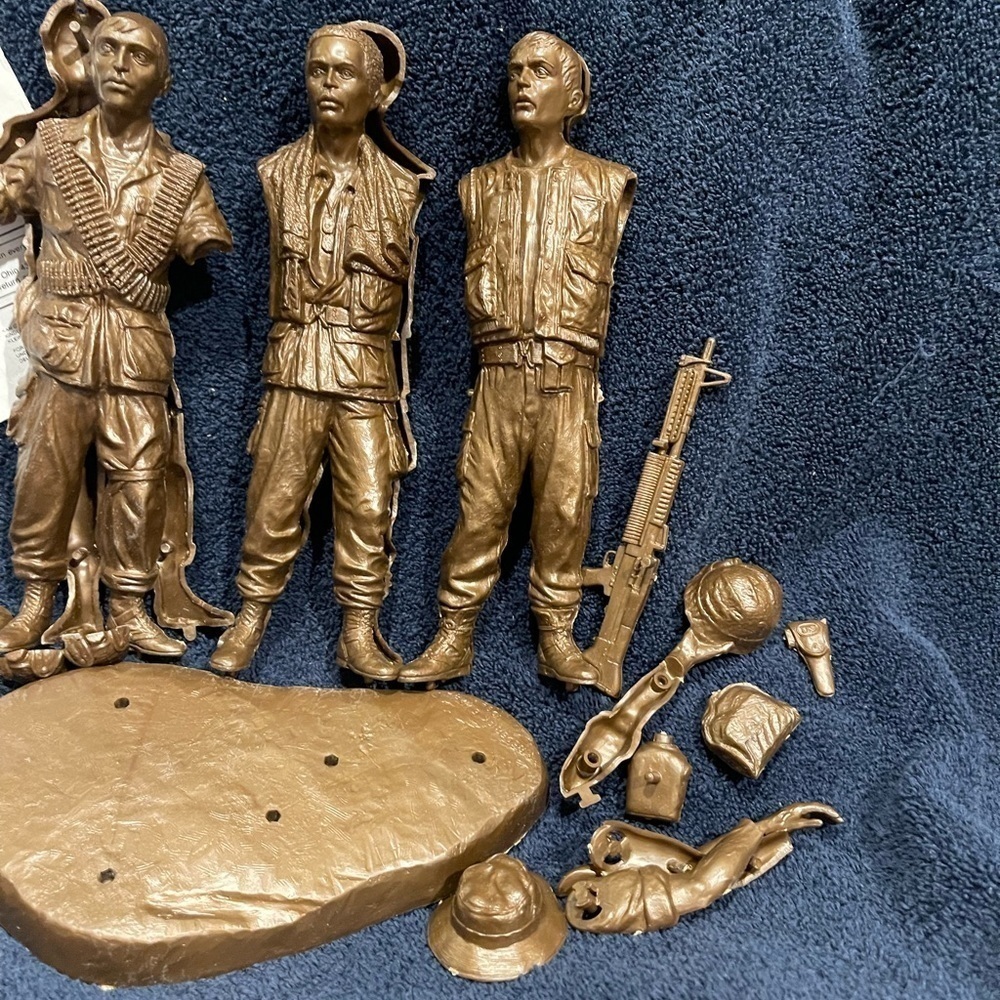 Three Fighting Men model kit - Incomplete - Picture 2 of 7